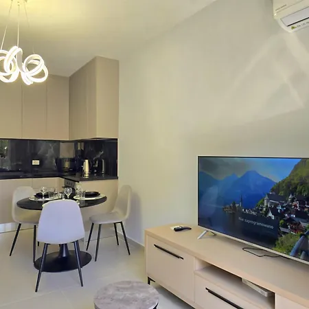 Happy By The Sea 093 *