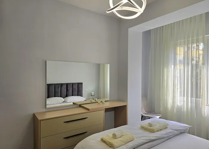 Happy By The Sea 093 *