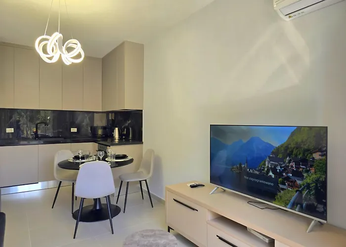 Happy By The Sea 093 *