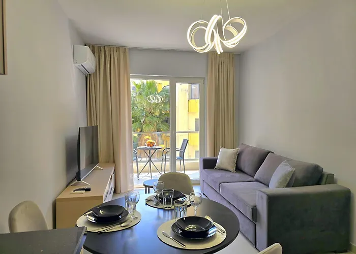 Happy By The Sea 093